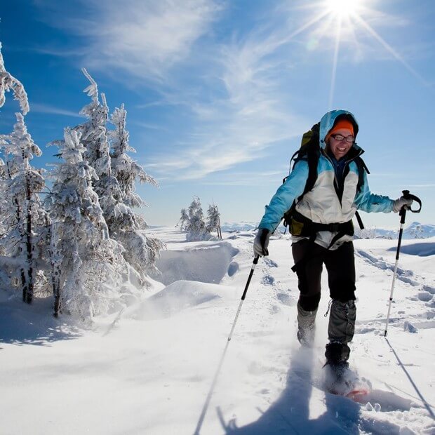 Schneeschuhwanderung durch die verschneite Berglandschaft