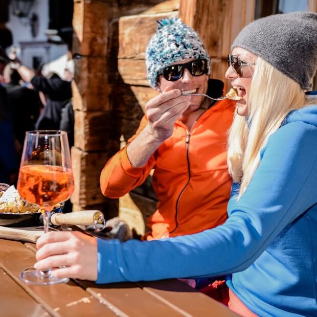 Pärchen auf der Sonnenterrasse, Kaiserschmarrn © TVB Obertauern